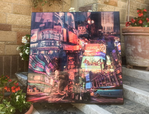 Grand tableau moderne représentant un décor new-yorkais des années 2000, orné de logos emblématiques des années 80.