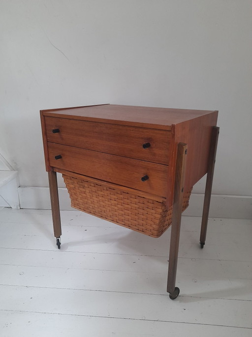 Kleiner skandinavischer Teak-Nähschrank 60er Jahre