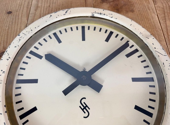 Horloge murale industrielle beige de Siemens, années 1950 – Pendules, Glass, Iron (photo 10 of 16)