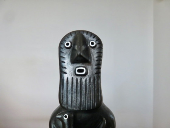 Image 1 of Ceramica nera opaca raffigurante una figura femminile tribale.