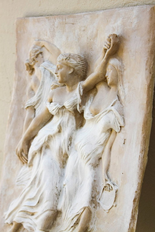 Bas-reliëf met dansende maenaden. Maenaden in reliëf. Grieks reliëf met maenaden. Nieuw.
