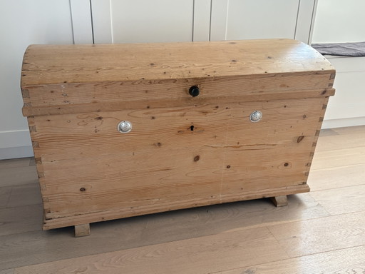 Antieken Houten grenen dekenkist met gebogen deksel. 