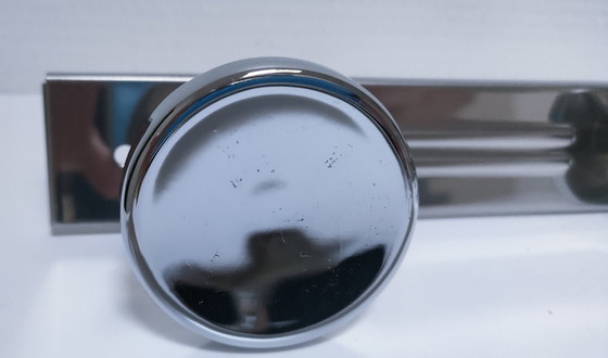 Image 1 of twee vintage verchroomde metalen jashaken