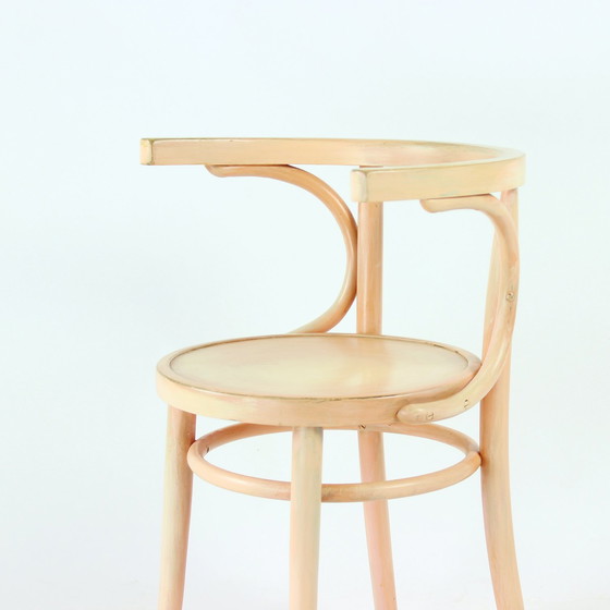 Image 1 of Michael Thonet No. 24 Bentwood Chair By Ton In Pink, Czechoslovakia 1950s