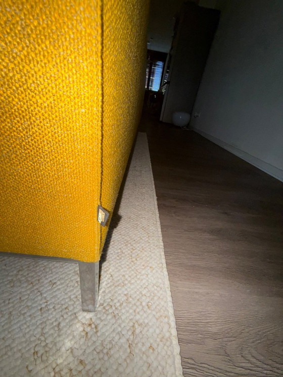 Splendido divano Aikon a 3 posti, disponibile in pronta consegna – Giallo Girasole 🌻 – Design on Stock (photo 15 of 16)