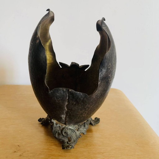 Antieke decoratieve schaal van gehamerd metaal, versierd met putto's.