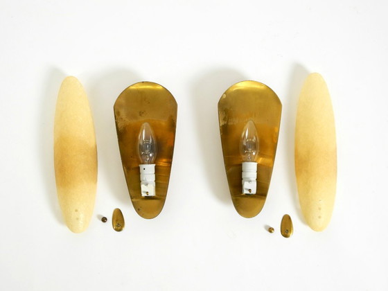 Image 1 of Una coppia di bellissime applique da parete in ottone in stile Mid-Century Modern con paralumi in fibra di vetro.