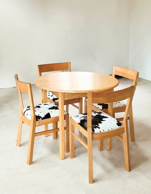 Mesa redonda extensible con cuatro sillas en estampado de vaca. – eetkamerset, Textile, Wood