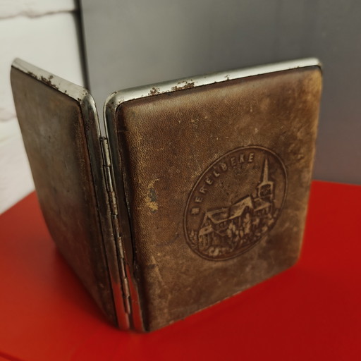 Estuche para cigarrillos vintage Merelbeke Souvenir – Piel sintética y metal – Bélgica, mediados de siglo – cadeaus