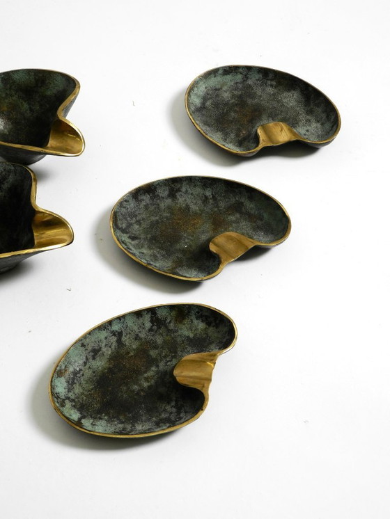 Image 1 of Bellissimi e molto rari, cinque posacenere da tavolo in ottone pesante della metà del secolo, realizzati da Carl Auböck, Austria