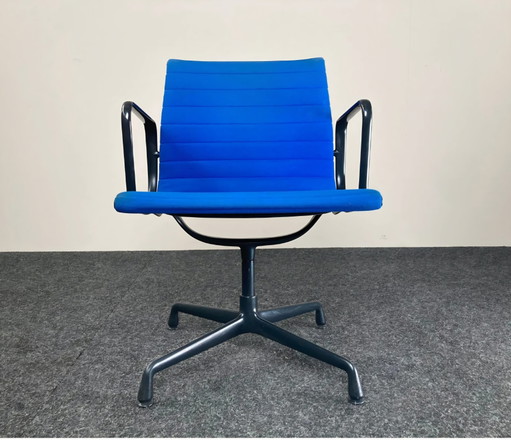 Sedia Vitra EA208 in alluminio – Charles & Ray Eames