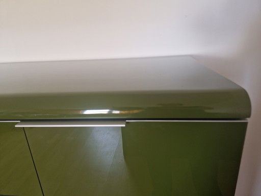 Sideboardschrank olivgrün mit Chromdetails und abgerundeten Ecken
