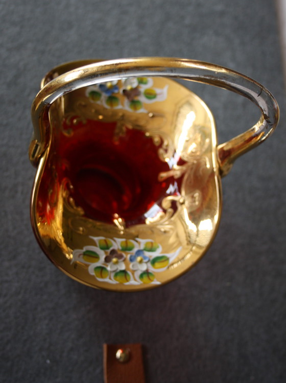 Image 1 of Panier vintage en verre de Murano rouge recouvert de fleurs dorées