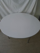 Fritz Hansen, B425, mesa redonda de Ø 120 cm, patas de acero.