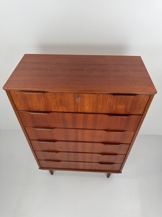 Image 1 of Dänische Teakholzkommode – Elegante Handwerkskunst der Mitte des 20. Jahrhunderts