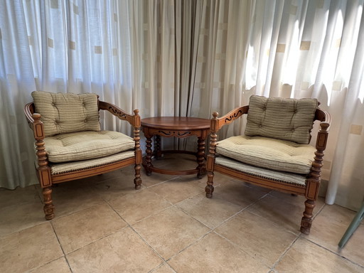 Twee originele Giorgetti-fauteuils met bijpassende salontafel.
