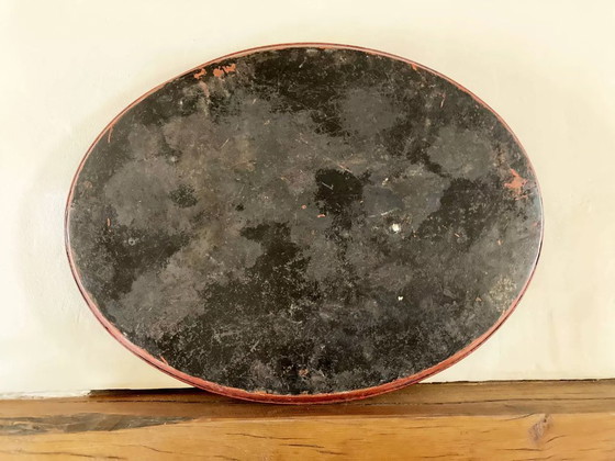 Image 1 of Grote ovale, beschilderde metalen schaal met landschapsmotief, circa 1800.