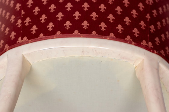 Image 1 of SILLÓN TRÜGGELMANN CON CUELLO DE CISNE — ESTRUCTURA DE MÁRMOL PINTADO Y DORADA, DAMASCO ROJO AMAPOLA