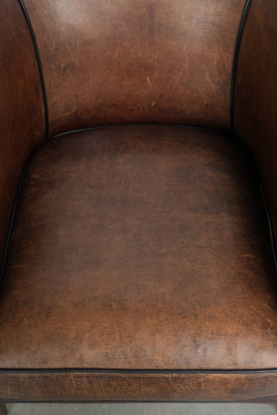 Image 1 of Elegante e raffinata poltrona club in pelle di pecora dal design Art Déco con profili neri.