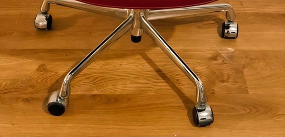 Eames Lobby chair ES104 burgundy – Charles Eames, Swivel chairs, Leather (photo 3 of 5)