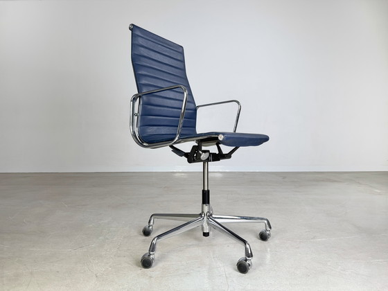 Image 1 of Original Charles Eames Bürostuhl Vitra EA119 Leder Blau Rollen
