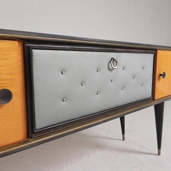 Image 1 of Aparador antiguo con patas cónicas, década de 1950.