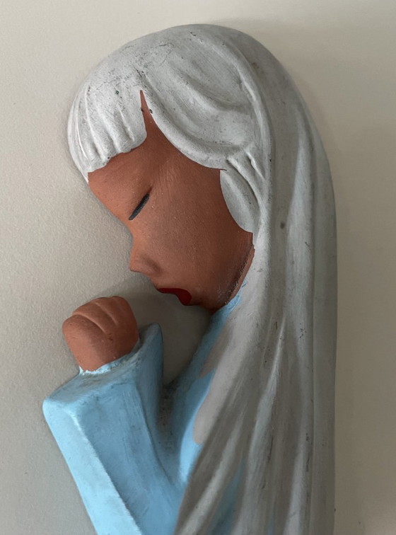 Image 1 of BJS Weesp - Decorazione murale in ceramica artistica dipinta a mano d'epoca raffigurante una ragazza che prega