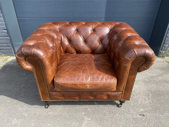 Image 1 of Bellissima e robusta poltrona Chesterfield inglese, sigari, cognac