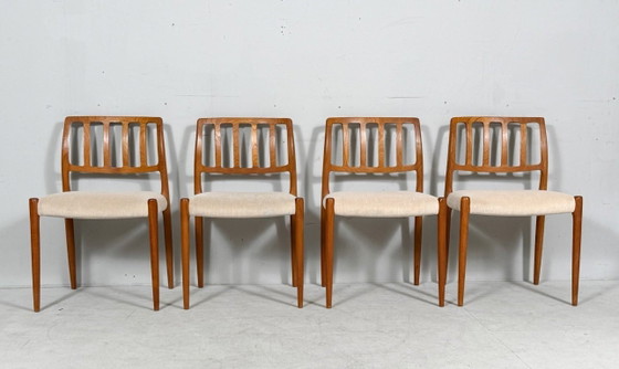 Image 1 of JL Møllers, ensemble de 4 chaises de salle à manger, modèle '83', teck, laine, années 1960, Danemark (4)