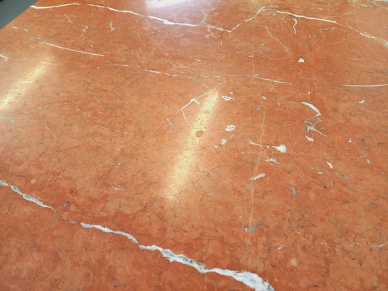 Image 1 of Vintage ovale eettafel van roze marmer uit de jaren 70/80.