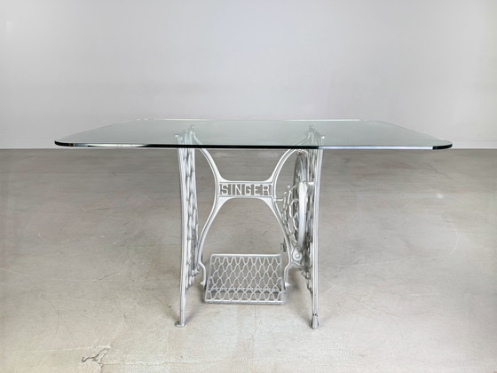 Image 1 of Midcentury eettafel glazen tafel Singer naaimachines gietijzer uniek stuk