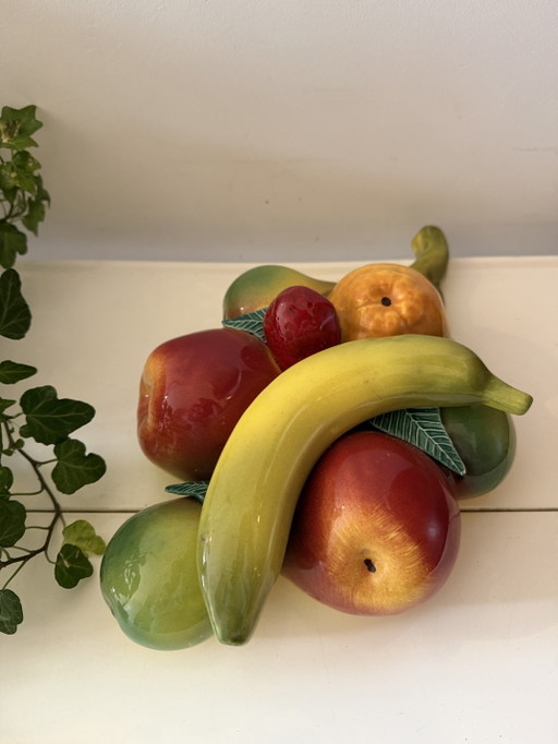 Oggetto decorativo da parete in ceramica a forma di frutto, proveniente dall'Italia.