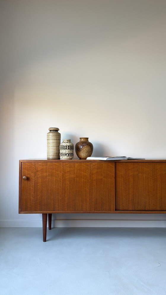 Image 1 of Buffet vintage en bois avec portes coulissantes