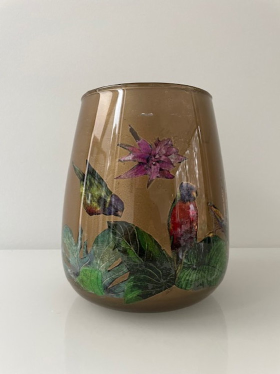 Image 1 of Glazen kaarsenhouder/vaas met exotische vogels – warm goudtint (17 cm)