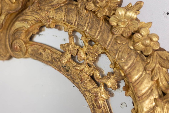 Image 1 of Mayfair. Grand miroir perlé en bois sculpté de style Régence. 20ème siècle.