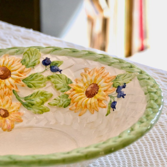 Image 1 of Grote vintage saladeschaal van aardewerk in zonnebloemkleur, handbeschilderd.