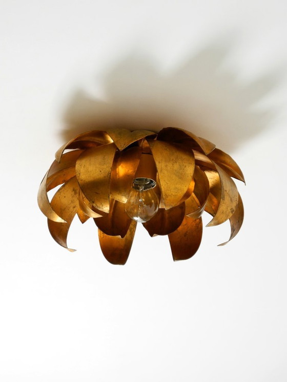 Image 1 of Magnifique applique murale ou plafonnier floral plaqué or des années 1970, orné de grandes feuilles et de style Régence.