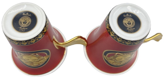 Set van twee hoge kopjes en schotels van Rosenthal Versace in de kleur "Medusa Red" (Italiaans design). (photo 3 of 5)