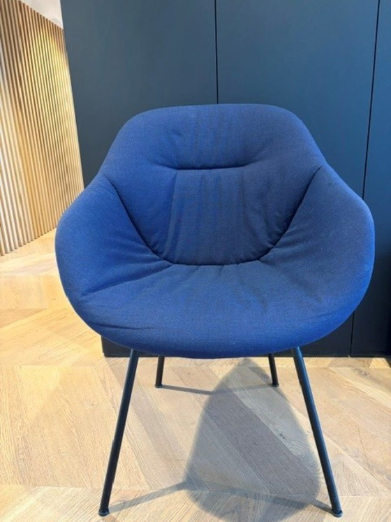 Image 1 of 1 sedia Hay Stoft blu con gambe nere.