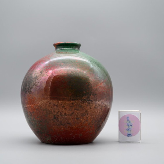 Image 1 of Duo van Japanse studiokeramiek: koperrode glanzende en matgroene keramische vazen, Japan