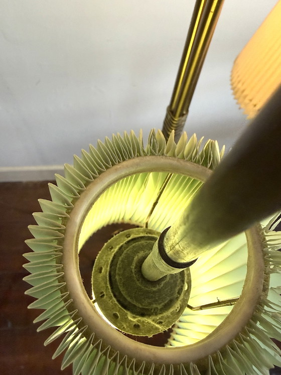 Image 1 of Stehlampe aus den 1950er Jahren, Messing, mit 3 pastellfarbenen Plissee-Schirmen