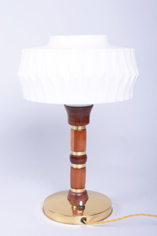 Lampe de table Mid-Century restaurée, Noyer, Laiton, Verre, Refilée, Tchèque, années 1960