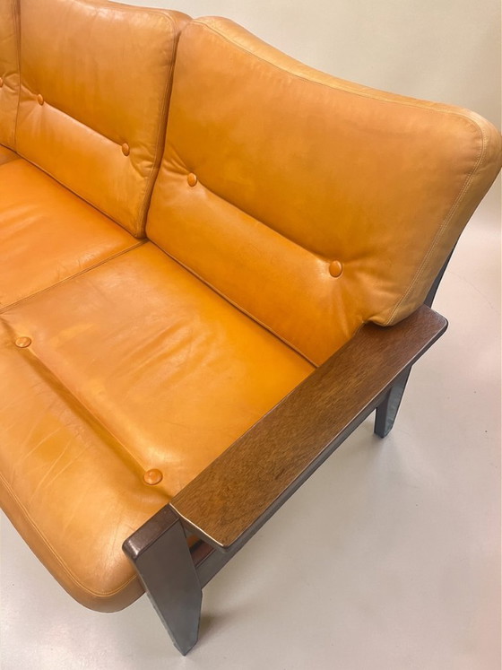 Image 1 of Vintage 3-Sitzer Sofa aus den 1970er Jahren – Massivholzrahmen & orange Leder – Mid Century / Danish Style Designer Couch.