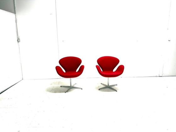 2x Fritz Hansen Swan chair Arne Jacobsen Poltrona Girevole, Sedie girevoli, Tessile, Alluminio, Rosso, Vintage (foto 2 di 14)
