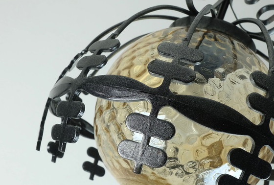 Image 1 of Exceptionnelle suspension en verre ambré des années 1970 avec structure en fer