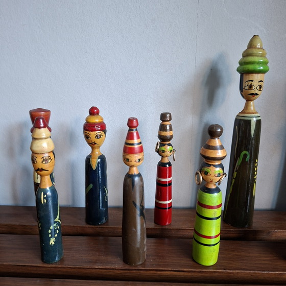 Image 1 of Poupées égyptiennes vintage en bois sur fuseau des années 70. 19 pièces.