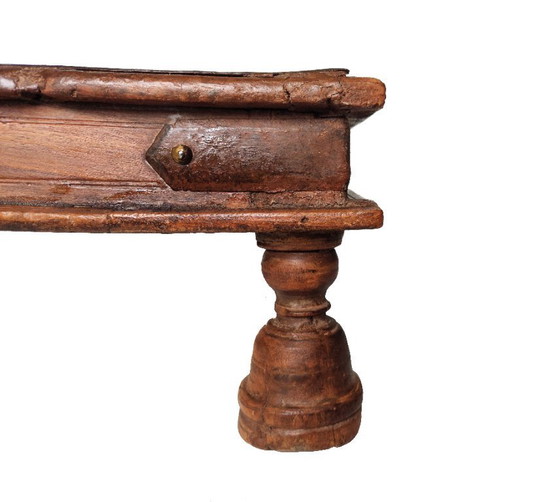 Image 1 of Table rituelle indienne ancienne de type Bajot bois et laiton – Rajasthan ou Gujarat – fin XIXe siècle