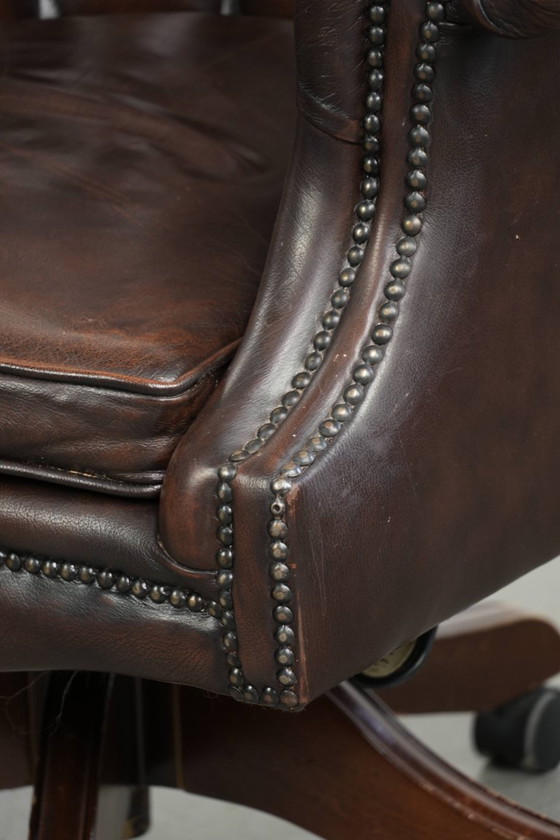 Image 1 of Silla de oficina Chesterfield antigua de piel de vaca marrón con ruedas, de lujoso estilo inglés.
