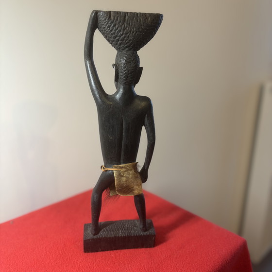 Image 1 of Afrikaanse vrouw met mandje op haar hoofd