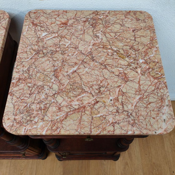 Image 1 of Set di due comodini antichi vintage con piano in marmo